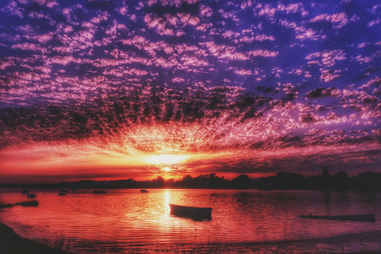 Een mooie zonsondergang met felle kleuren en een oranje filter.