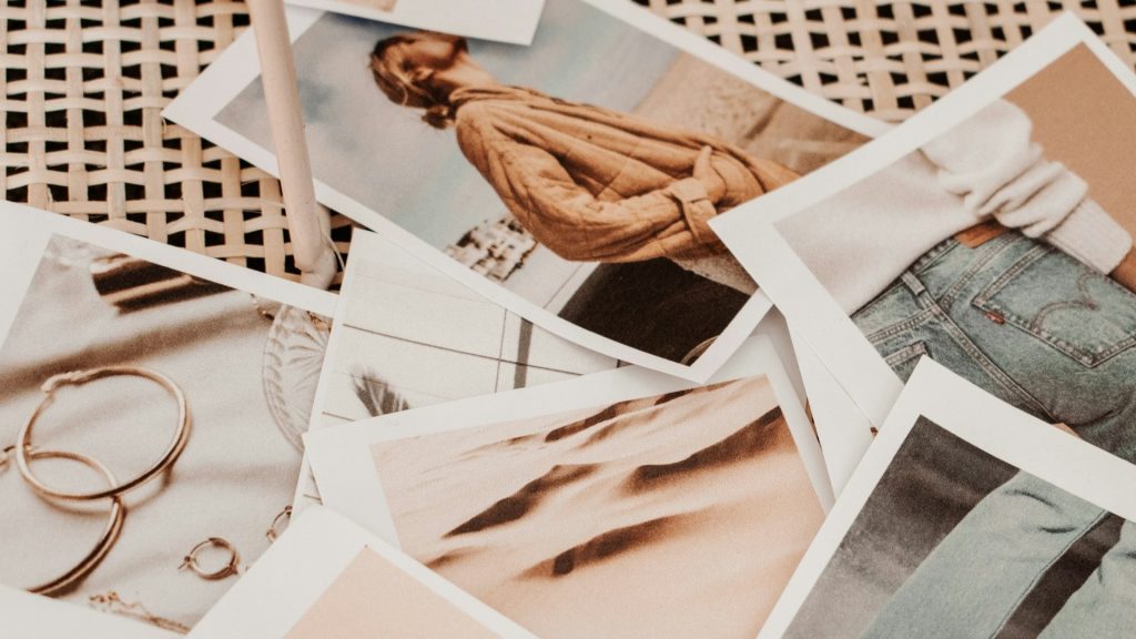 Moodboard met kledingstukken, sieraden en sfeerbeelden voor een fotoplan kledinglijn.