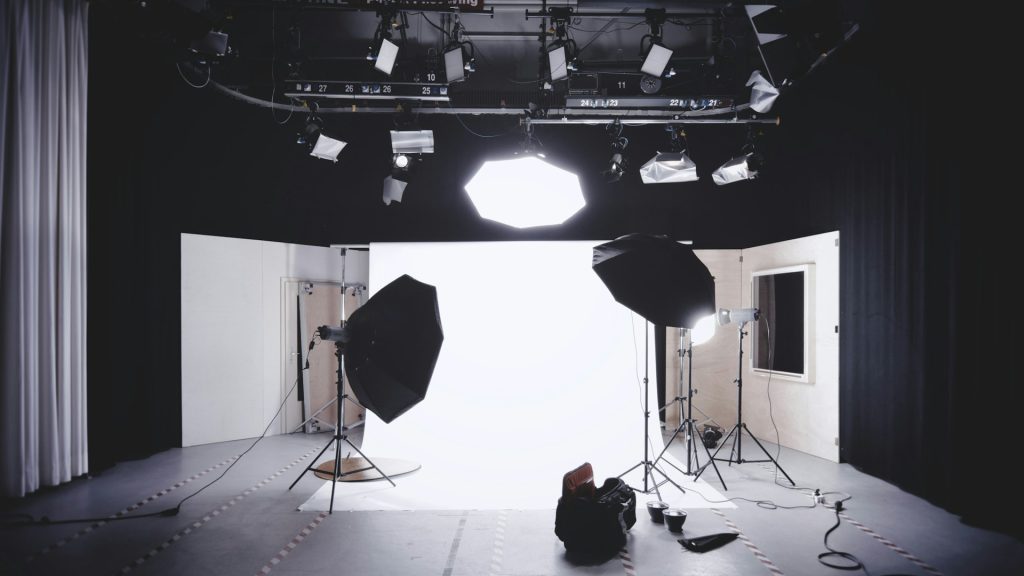 Professionele lichtopstelling met softboxen en achtergrondscherm in een fotostudio