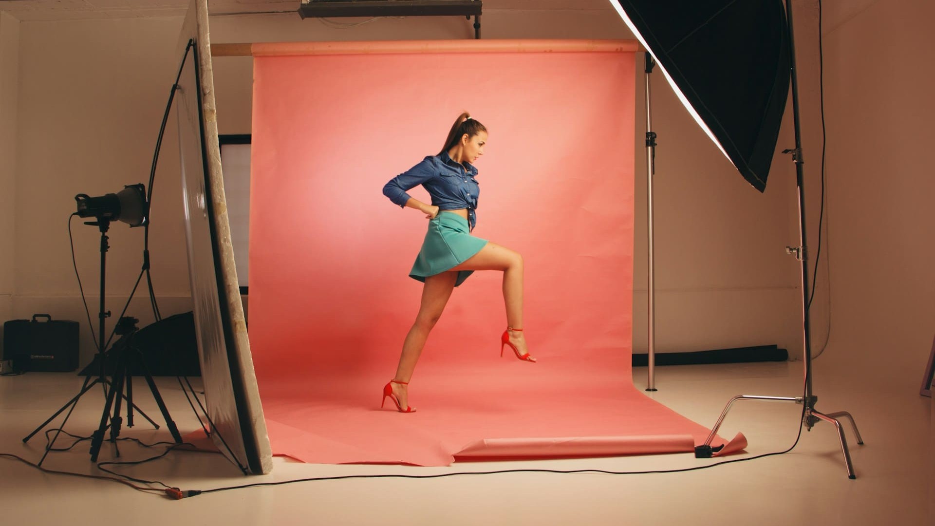 Hoe je kleurconsistentie bewaakt in een volledige outfitshoot