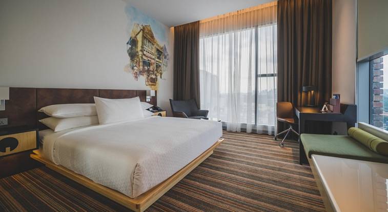 Lichte hotelkamer met groot raam, modern interieur en opgemaakt bed, ideaal voor accommodatiebeelden