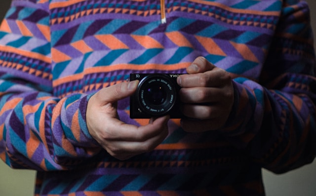 Camera goed vasthouden wanneer je jouw meubels wilt fotograferen voor verkoop