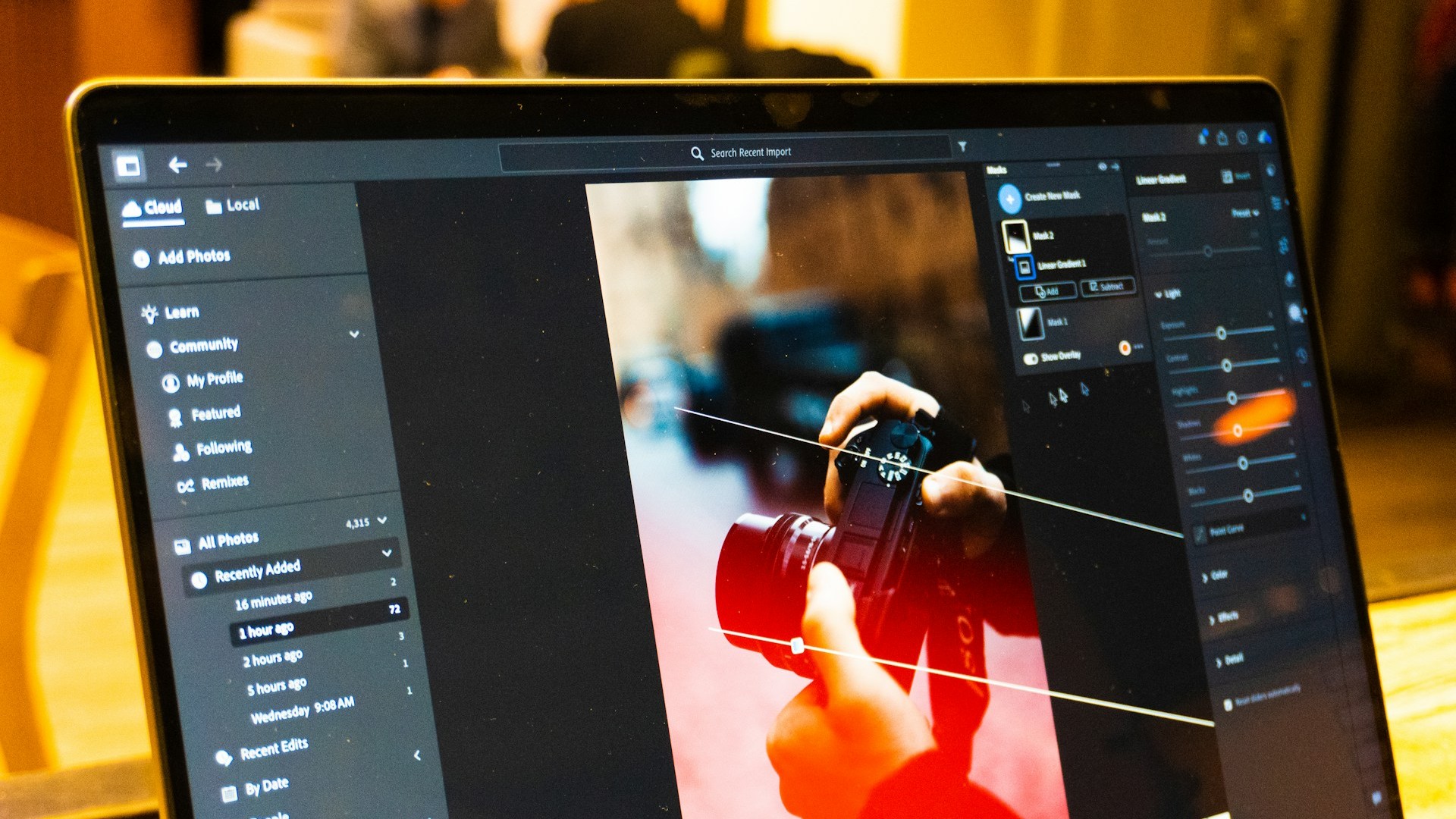 Foto’s optimaliseren met een klein budget tijdens fotobewerking op laptop met professionele camera in beeld